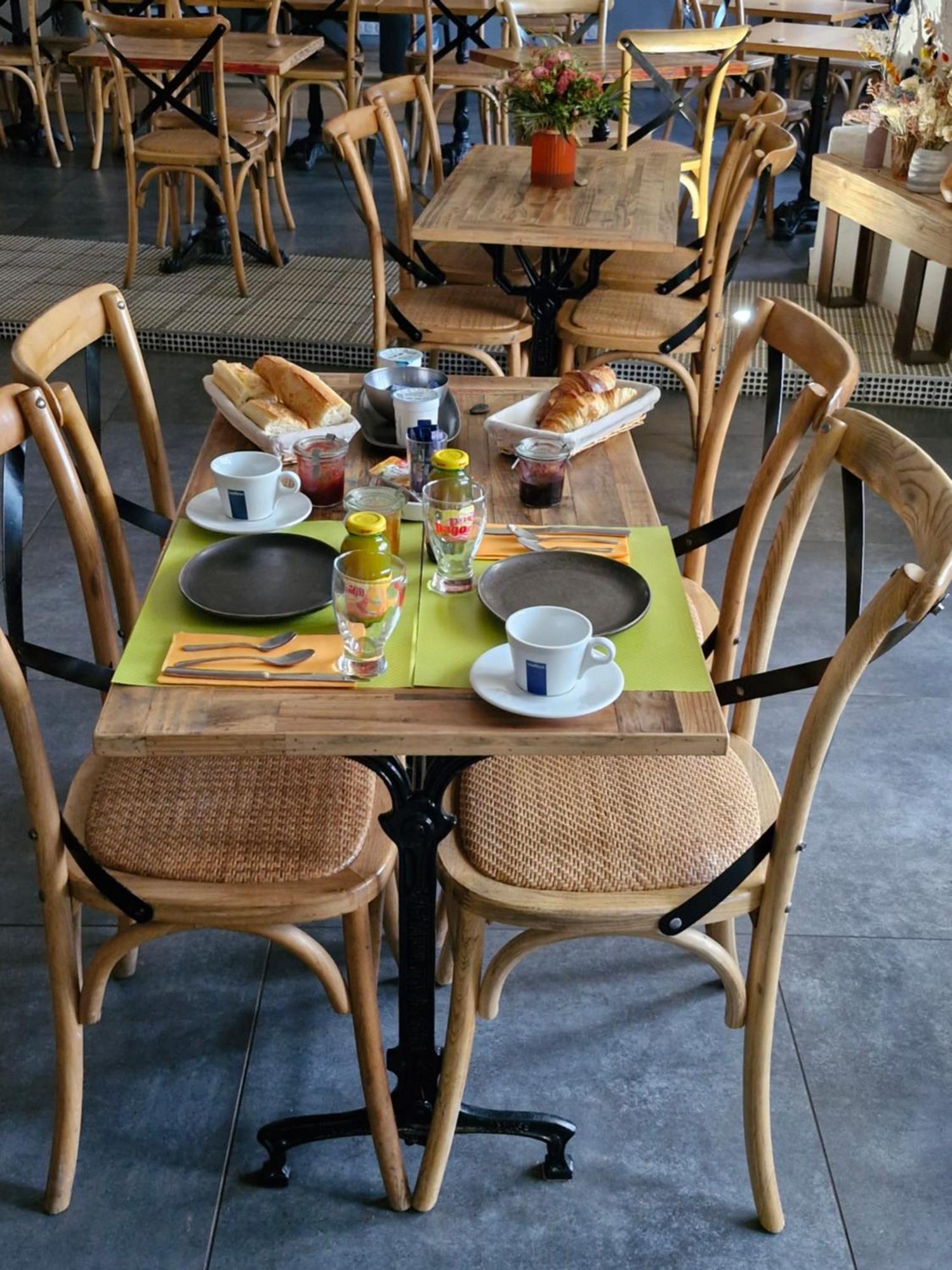 Chambres D'Hotes Du Bistrot D'Ici Saint-Saturnin  Luaran gambar